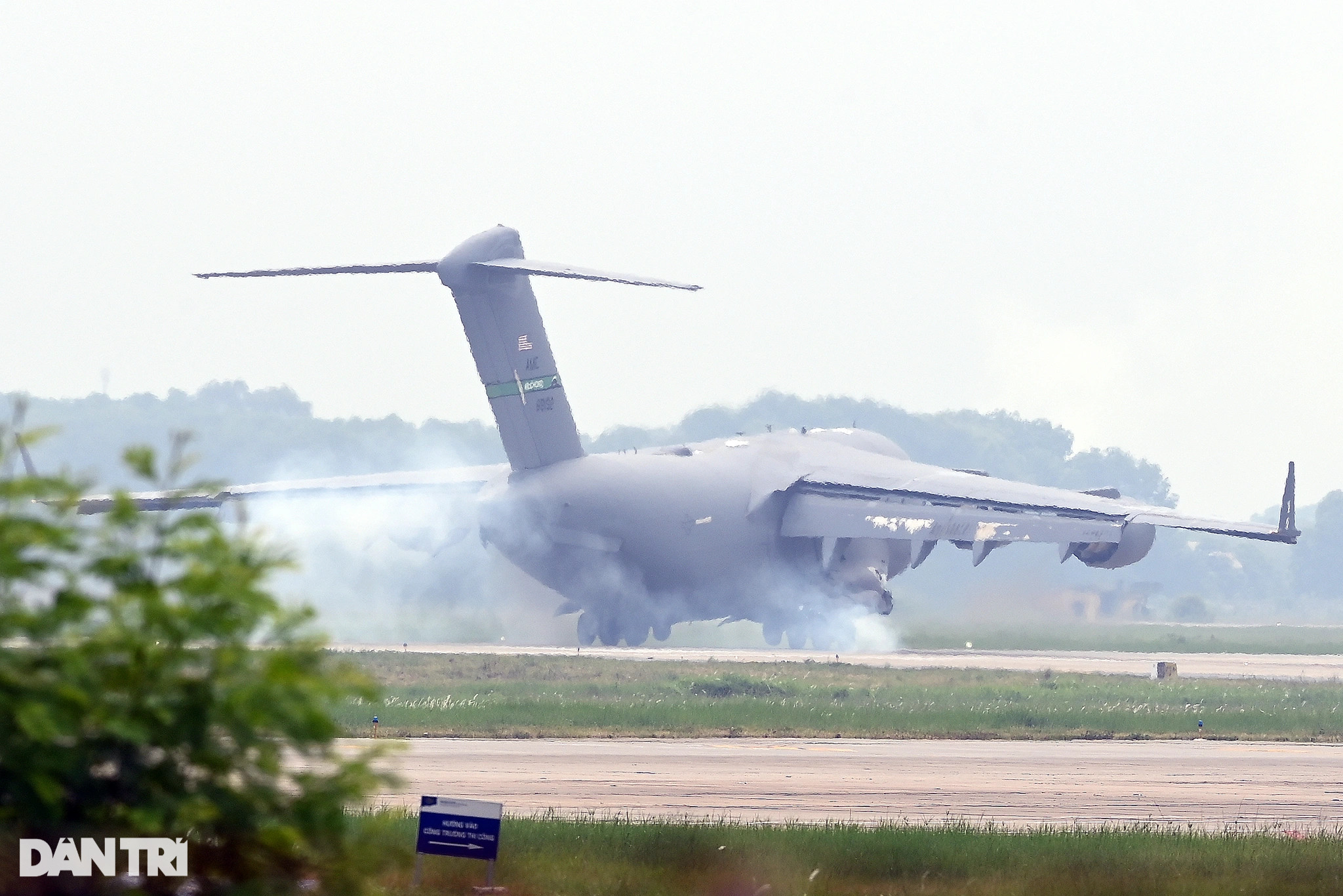 2 máy bay vận tải hạng nặng C-17 của Mỹ hạ cánh liên tiếp tại Nội Bài - 4
