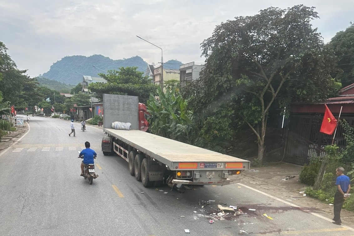 Xe máy đâm trúng hiện trường 2 ô tô tông nhau, 1 người tử vong tại chỗ