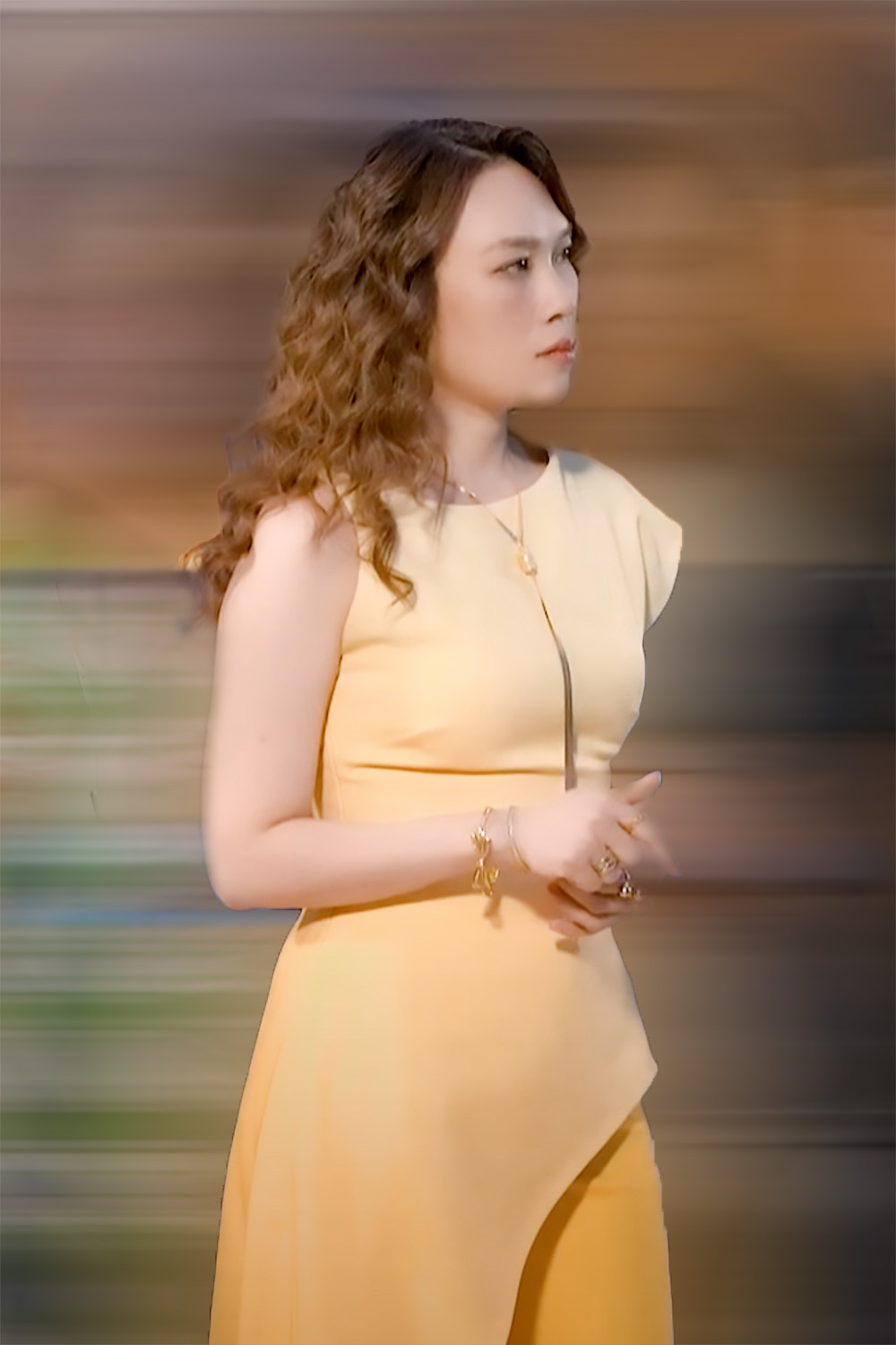 Trương Quỳnh Anh diện váy ngắn hát bài hit của Mỹ Tâm