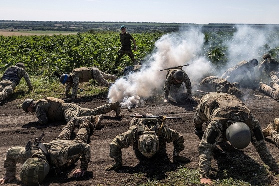 Nga đổi chiến thuật cản đường Ukraine vượt bãi mìn, cầu Crưm tạm dừng hoạt động