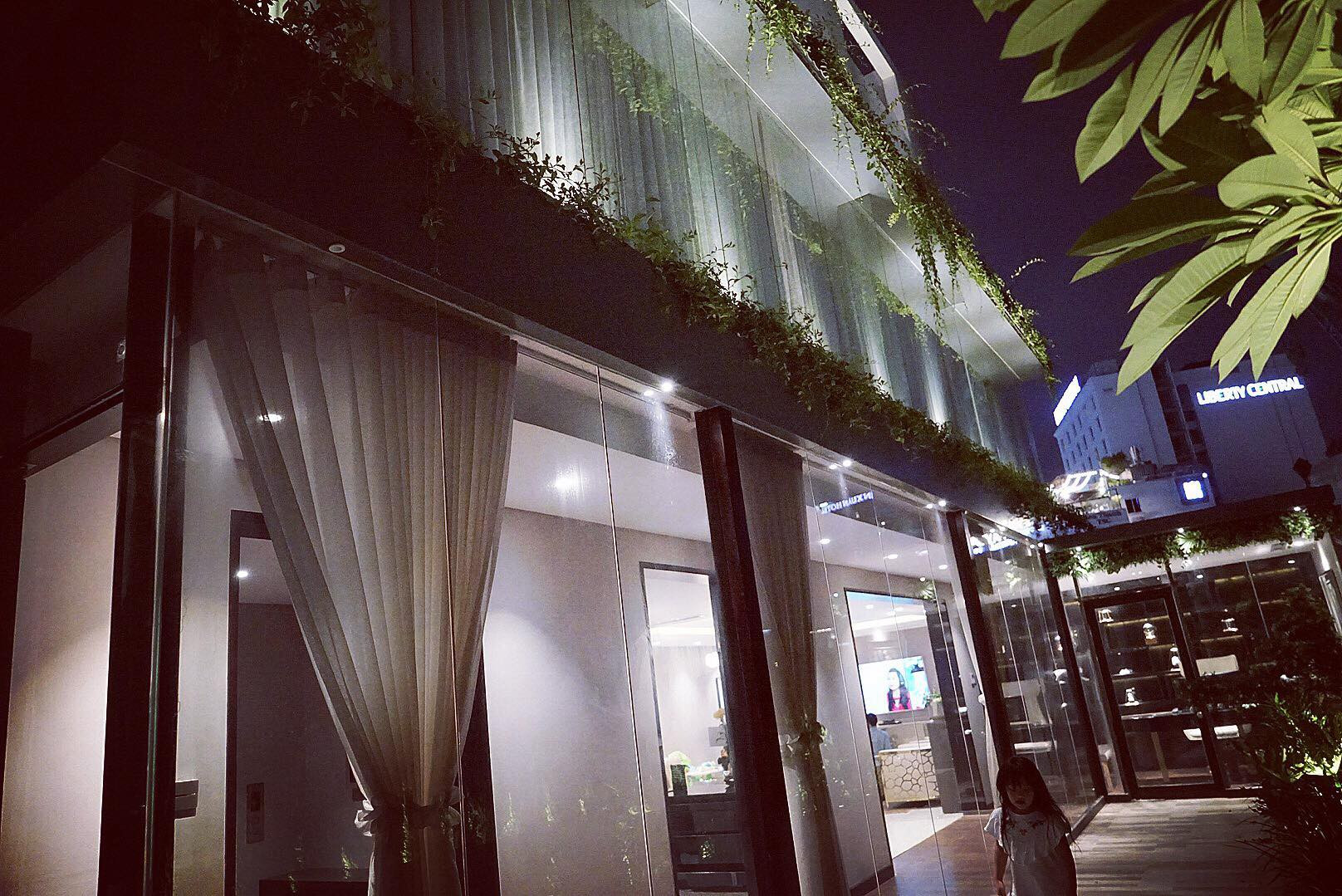 Cận cảnh ngôi nhà trị giá 5 triệu đô ngay giữa trung tâm Sài Gòn của Huyền Baby - Ảnh 1.