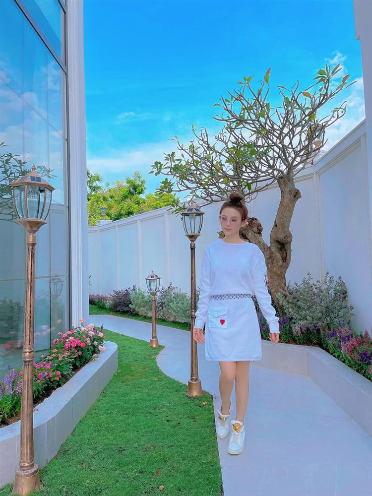 Choáng váng với biệt thự hơn 100 tỷ của Huyền Baby, phòng thay đồ đặc biệt xa hoa, đẳng cấp khó có ai sánh bằng - Ảnh 5.