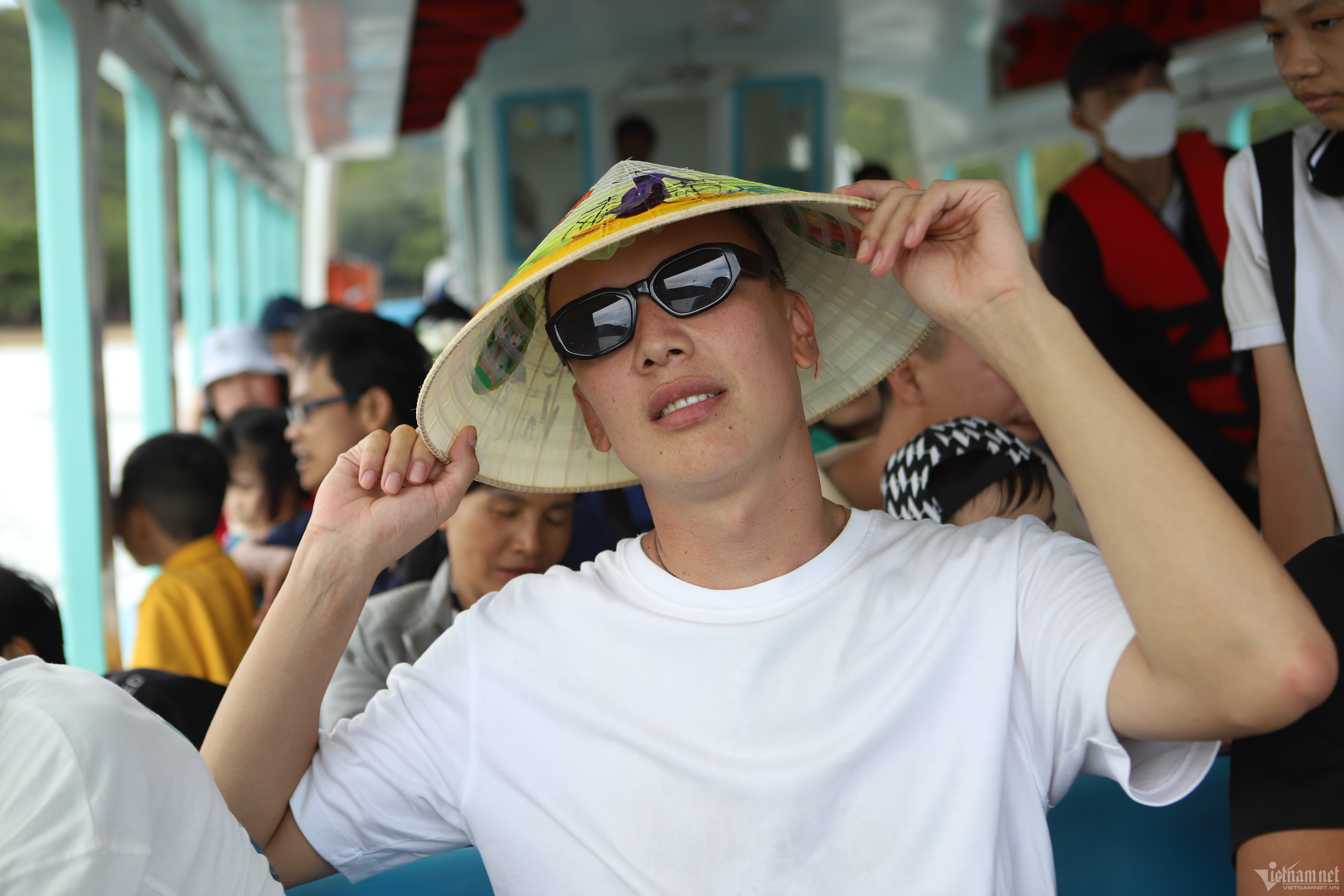 Du khách đổ ra các đảo ở Nha Trang vui chơi, hào hứng tự tay cho đà điểu ăn