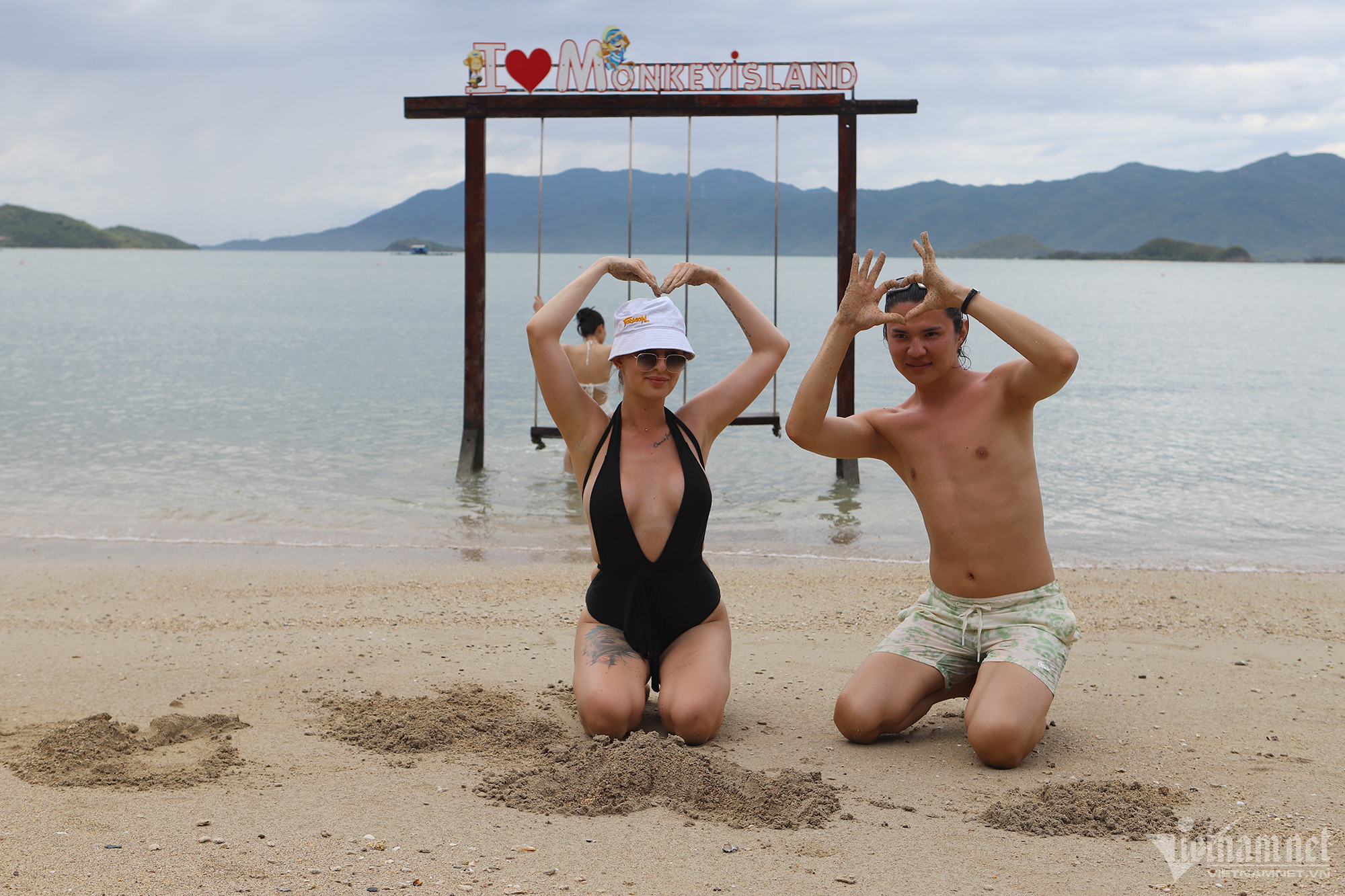 Du khách đổ ra các đảo ở Nha Trang vui chơi, hào hứng tự tay cho đà điểu ăn