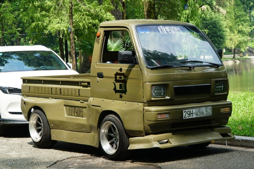 Xe tải nhẹ Suzuki Carry độ thân rộng lạ lẫm ở Hà Nội