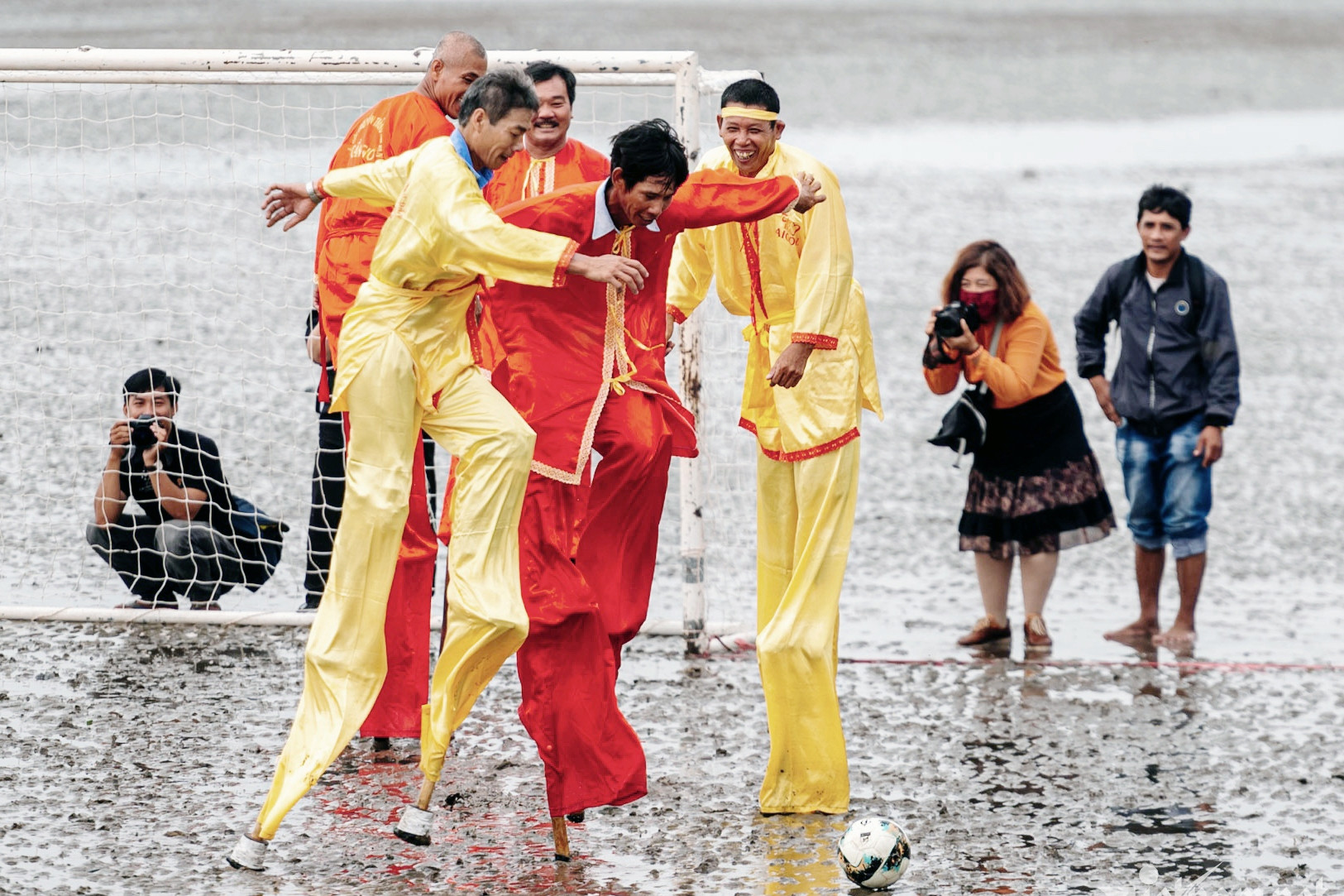 Ngư dân TP.HCM đi cà kheo thi đấu bóng đá trên cát lún
