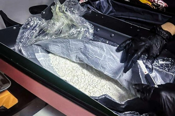 Philippines bắt hai mẹ con giấu 14kg ma túy trong hành lý