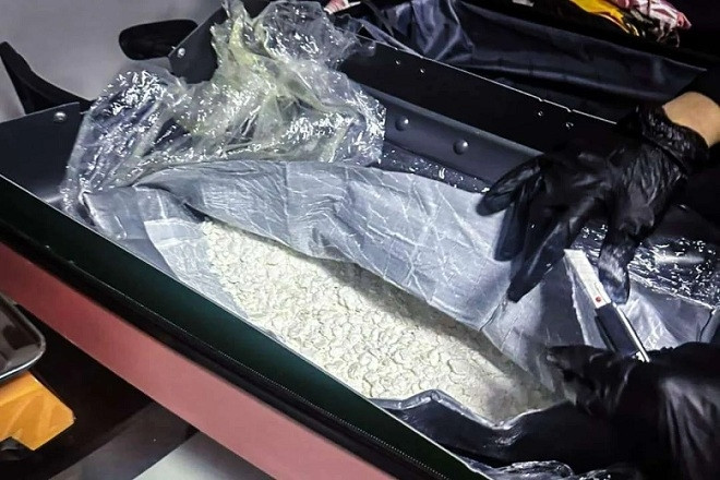 Philippines bắt hai mẹ con giấu 14kg ma túy trong hành lý