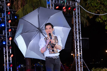 Quang Hà bỏ ô, hát trong mưa được khán giả cổ vũ nhiệt tình