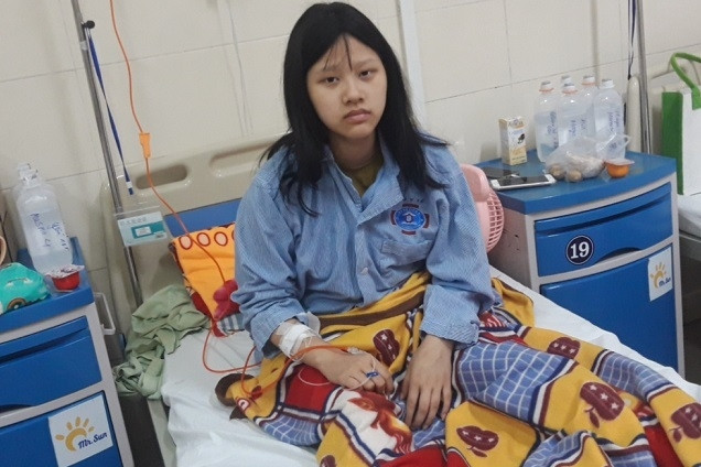 Tóc con dần rụng xuống nhưng cha mẹ đã hết