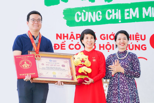 Xác lập kỷ lục giặt 1.000 khăn rằn Nam Bộ tại Việt Nam