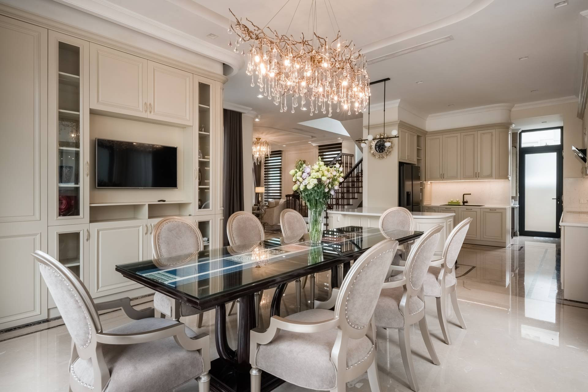 Không gian bếp được trang bị đầy đủ tiện nghi sang trọng, bộ bàn ghế ăn được thiết kế đồng bộ với màu be nhẹ nhàng cùng khung sơn nhũ bạc sang trọng.