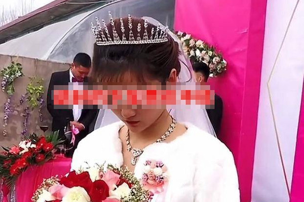 Người phụ nữ bật khóc sau 8 năm kết hôn vì phát hiện cú lừa của bố mẹ đẻ