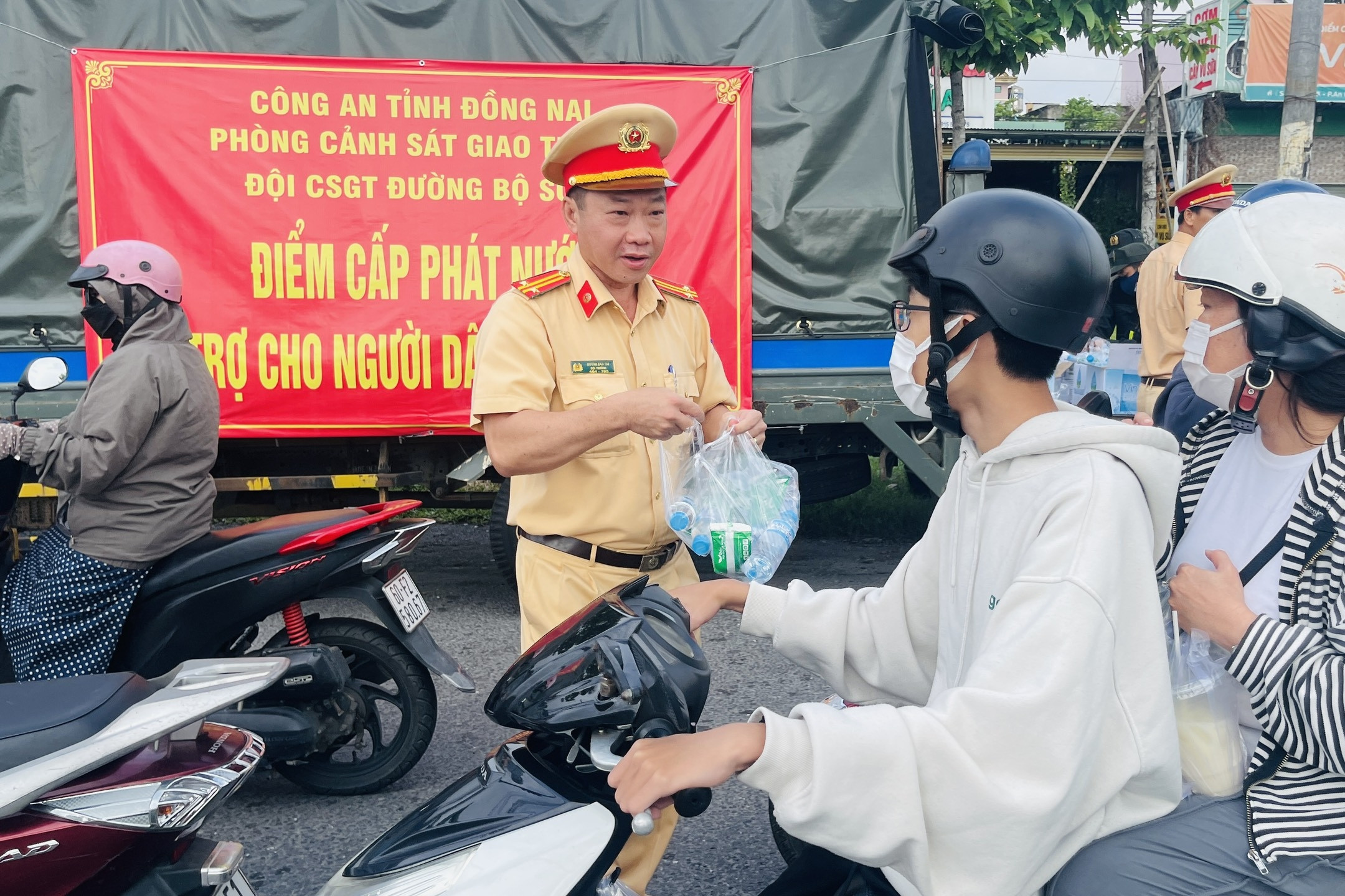 CSGT Đồng Nai tặng hơn 100.000 chai nước cho người đi đường