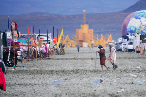 Lễ hội giữa sa mạc vỡ trận vì mưa lớn, hơn 73.000 du khách mắc kẹt