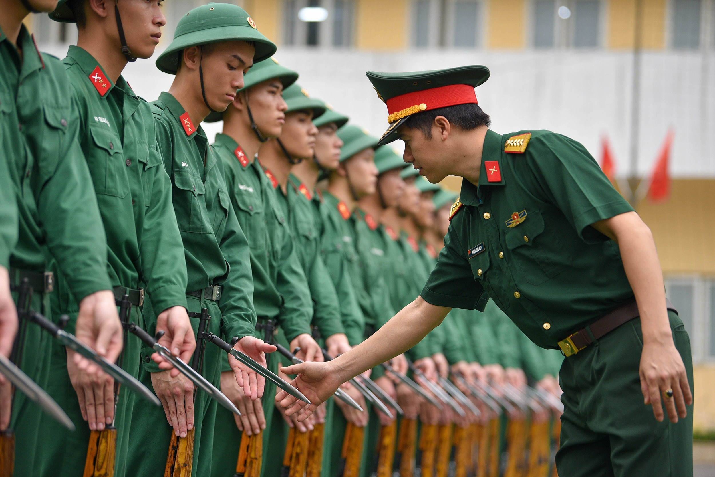 Nghiên cứu, đề xuất ban hành bảng lương mới của lực lượng vũ trang