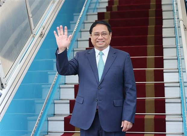 PM leaves Hanoi for Jakarta to attend 43rd ASEAN Summit hinh anh 1