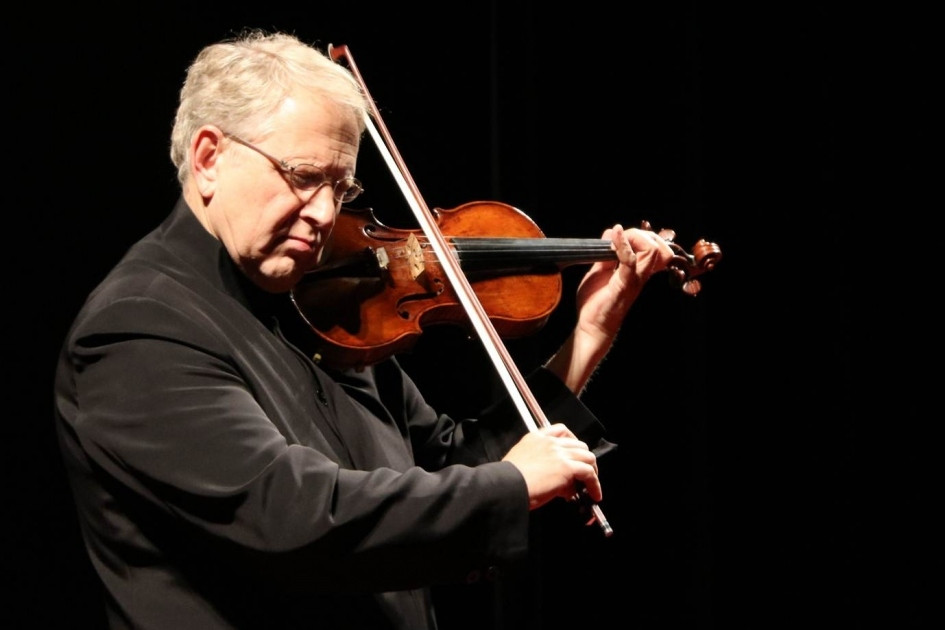 Violinist Shlomo Mintz arrives in Vietnam for Sept. 8 concert