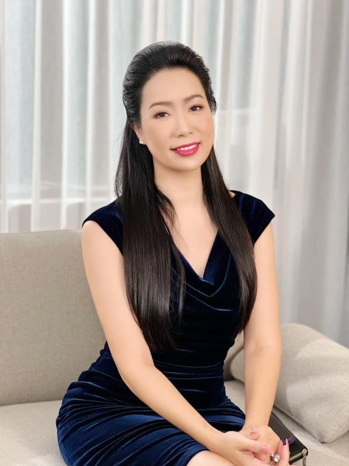 Chị có nhiều đóng góp cho lĩnh vực sân khấu nước nhà và được phong tặng danh hiệu NSƯT vào năm 2015. Trịnh Kim Chi chính là Á hậu Việt Nam đầu tiên và duy nhất tính tới thời điểm này được phong tặng danh hiệu cao quý.