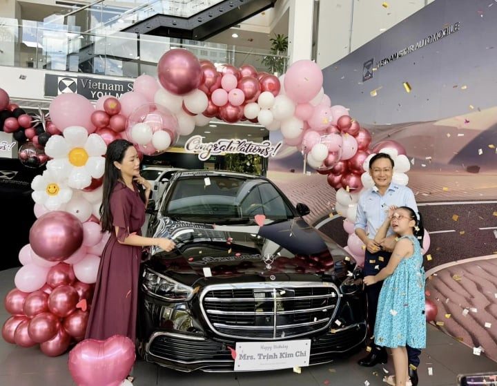 Mới đây nhất, nhân dịp sinh nhật lần thứ 52 của nàng Á hậu, doanh nhân Võ Trấn Phương đã tặng chị 1 chiếc xế hộp mới.