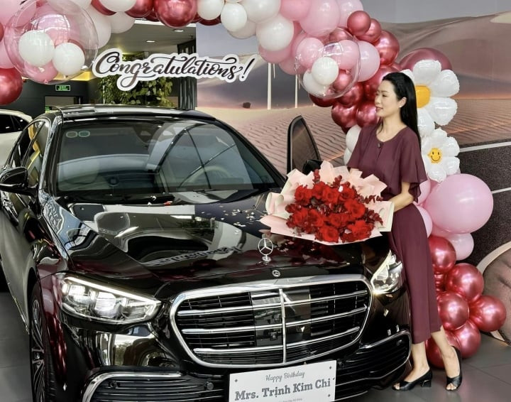 Chiếc xe hơi mà ông xã mua tặng Trịnh Kim Chi có giá khoảng 5,5 tỷ đồng, thuộc dòng xe sang của hãng Mercedes.