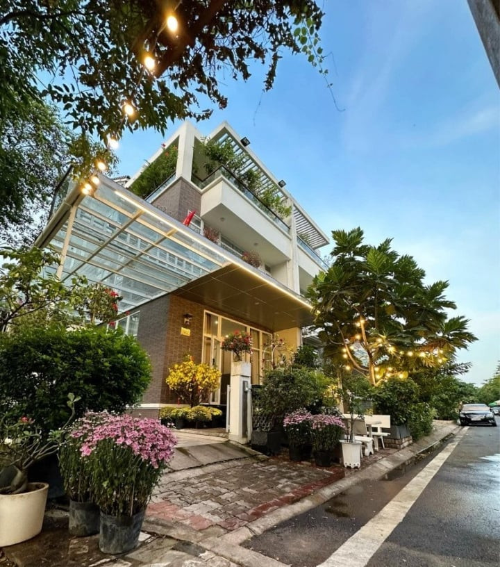 Trên thực tế, đây không phải món quà bạc tỷ duy nhất mà Trịnh Kim Chi được nhận từ ông xã đại gia. Năm 2019, cũng trong dịp sinh nhật Á hậu, ông xã tặng chị 1 căn biệt thự rộng 200m2 có giá ước tính khoảng 10 tỷ đồng.