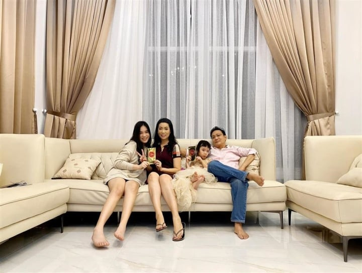 Nữ nghệ sĩ cho biết, chị rất thích căn biệt thự này vì nó ở gần trường học của con gái đầu - Khánh Ngân. Biệt thự còn có hồ bơi, phù hợp sở thích bơi lội của con gái út - Khánh Vy.Tâm lý hơn nữa, doanh nhân Trấn Phương còn đề nghị chị toàn quyền hoàn thiện, lựa chọn nội thất cho căn biệt thự.