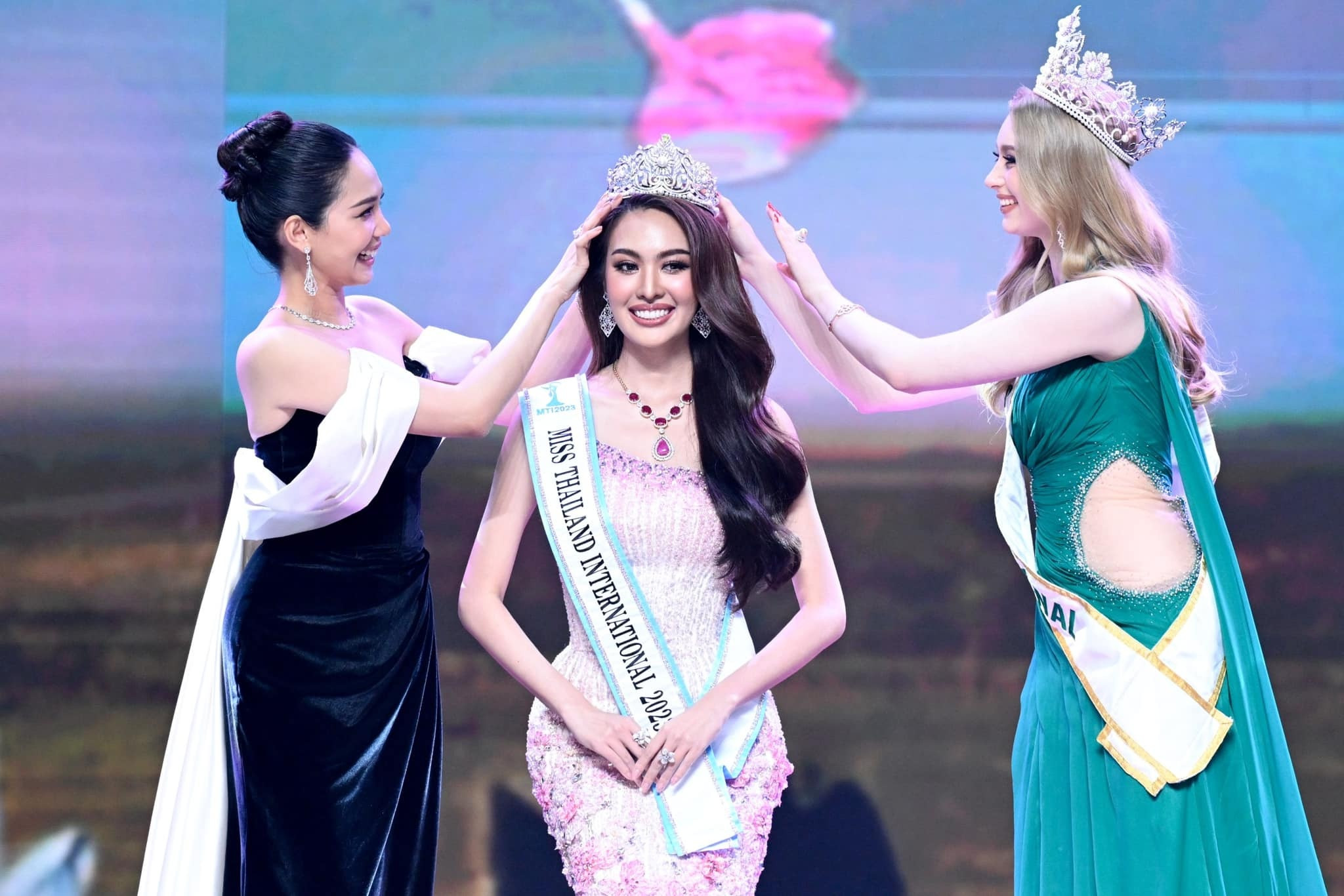 Cuộc thi Hoa hậu Quốc tế Thái Lan 2023 gây xôn xao khi có tới… 12 Á hậu