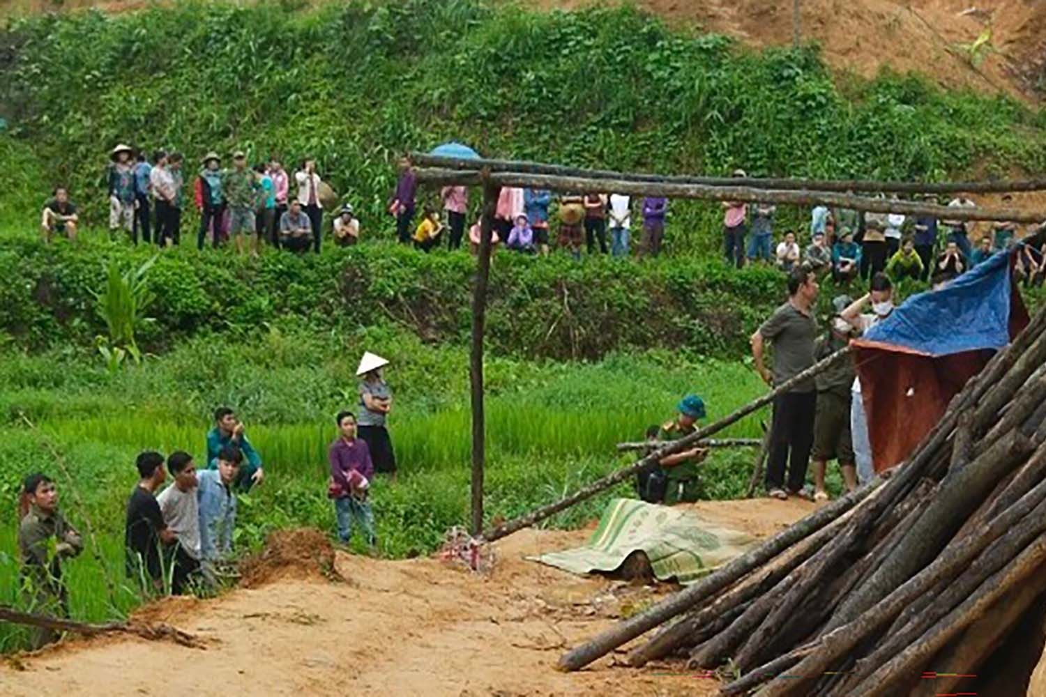 Điều tra vụ hai vợ chồng tử vong bất thường trên đường đồi ở Hòa Bình