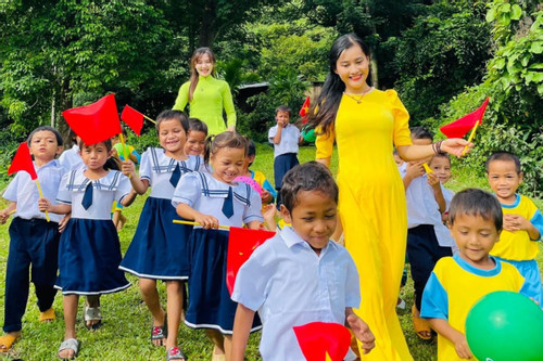 Nụ cười của cô Thu 'Tắk Pổ' trong lễ khai giảng ở ngôi trường có 31 học sinh