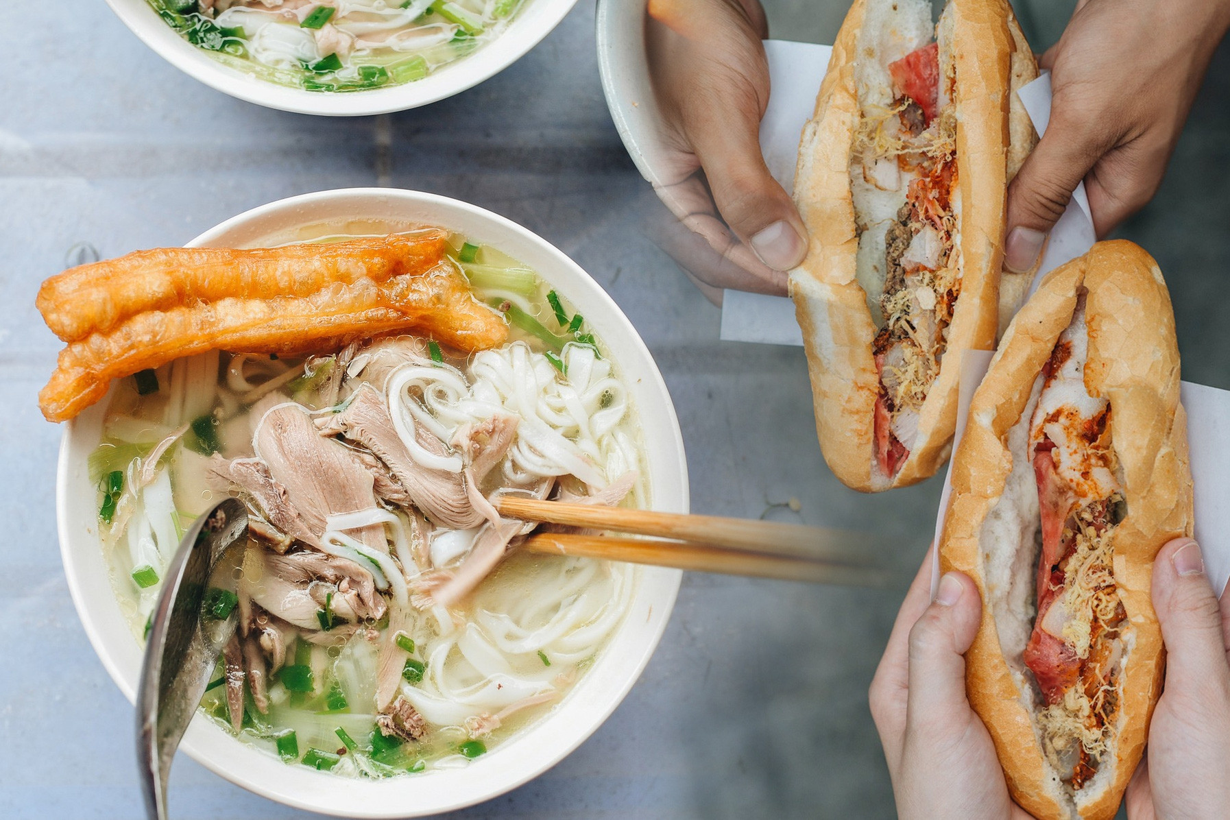 Phở và bánh mì vào danh sách 'món ăn nhất định phải thử trong đời' của báo Mỹ