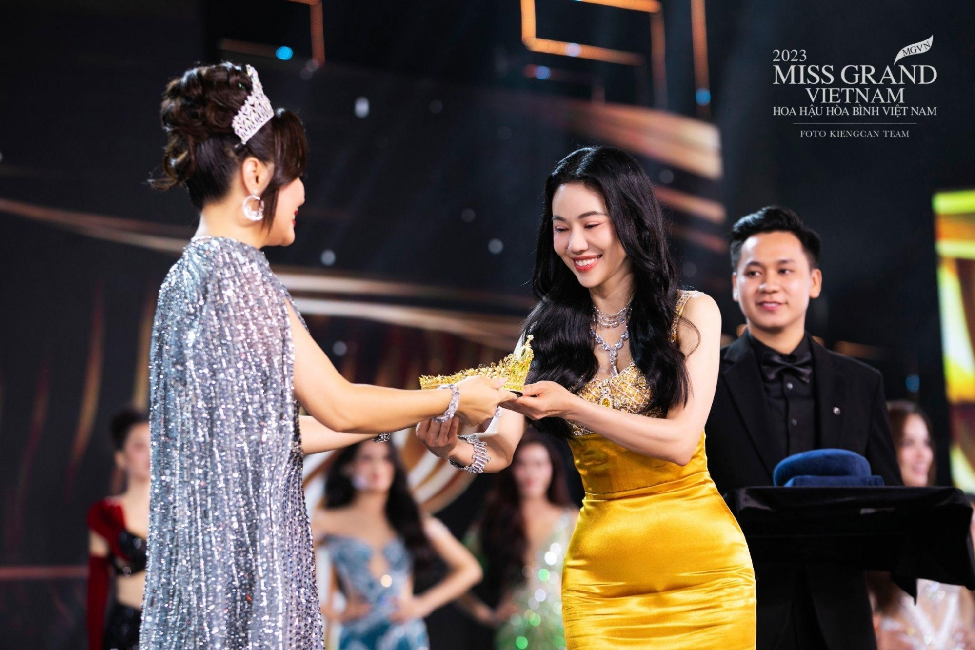 Thời khắc chuyển giao vương miện Wings of the grand của Miss Grand Vietnam 2023