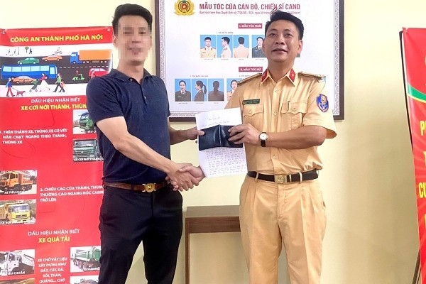 Trung tá CSGT Hà Nội nhặt được ví tiền, tìm trả 'khổ chủ'