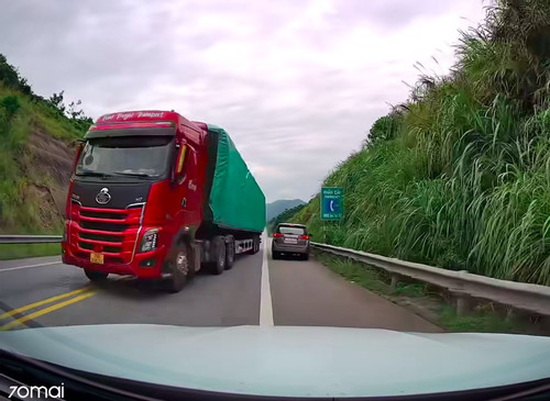Danh tính lái xe container vượt ẩu như thiêu thân trên cao tốc Nội Bài – Lào Cai