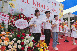 Khoảnh khắc học sinh Hà Nội hát Quốc ca bằng ký hiệu tại khai giảng