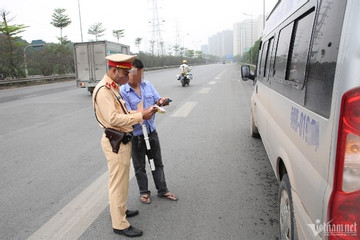 Cảnh sát giao thông được kiểm tra giấy tờ xe tích hợp trên VNeID từ 15/9?