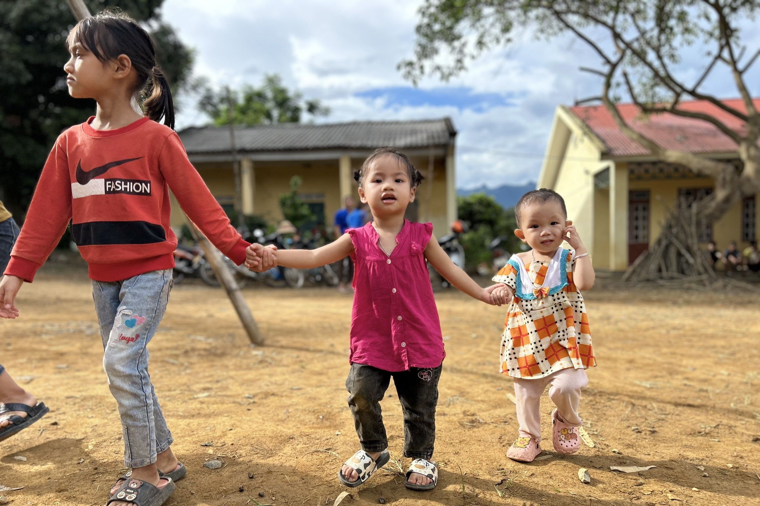 Cô đỡ thôn bản: 'Cánh tay nối dài' của trạm y tế ở vùng sâu, vùng xa