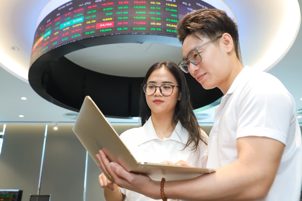Gần 1,2 tỷ USD sang tay, VN-Index lập đỉnh mới