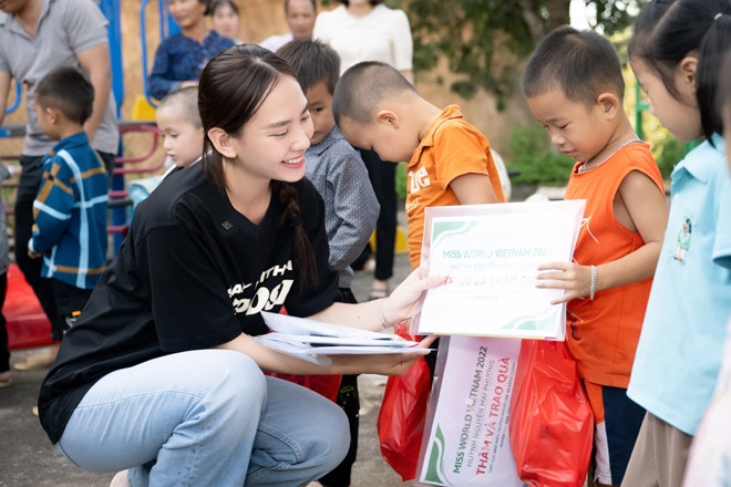 Hoa hậu Mai Phương tặng món quà đặc biệt cho trẻ vùng cao