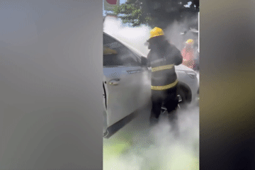 Ô tô điện Trung Quốc bốc cháy khi đang sạc bên ngoài trung tâm mua sắm