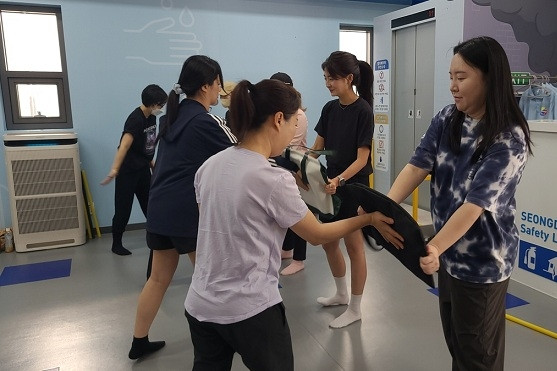 Tại sao người Hàn Quốc đổ xô đi học tự vệ, mua dụng cụ phòng thân?