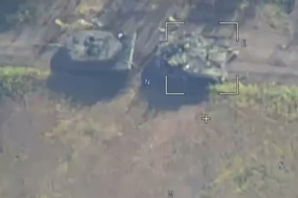 Video UAV Lancet cản trở quân Ukraine sơ tán xe tăng Leopard
