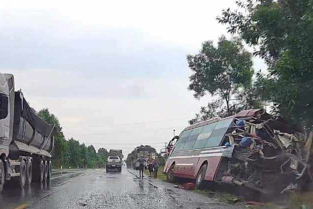 Xe đầu kéo tông ô tô khách biến dạng, 3 người bị thương