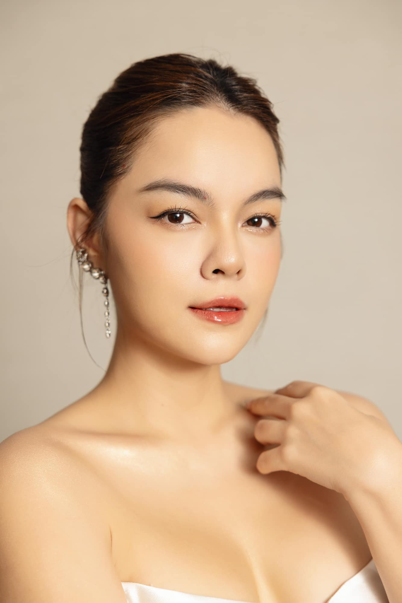 Sao Việt 7/9: Vợ NSND Công Lý, diễn viên Quỳnh Nga ngày càng xinh đẹp