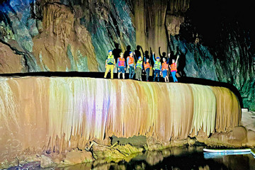 Khối thạch nhũ lạ, như tấm rèm lụa trong hang động mới phát hiện ở Quảng Bình