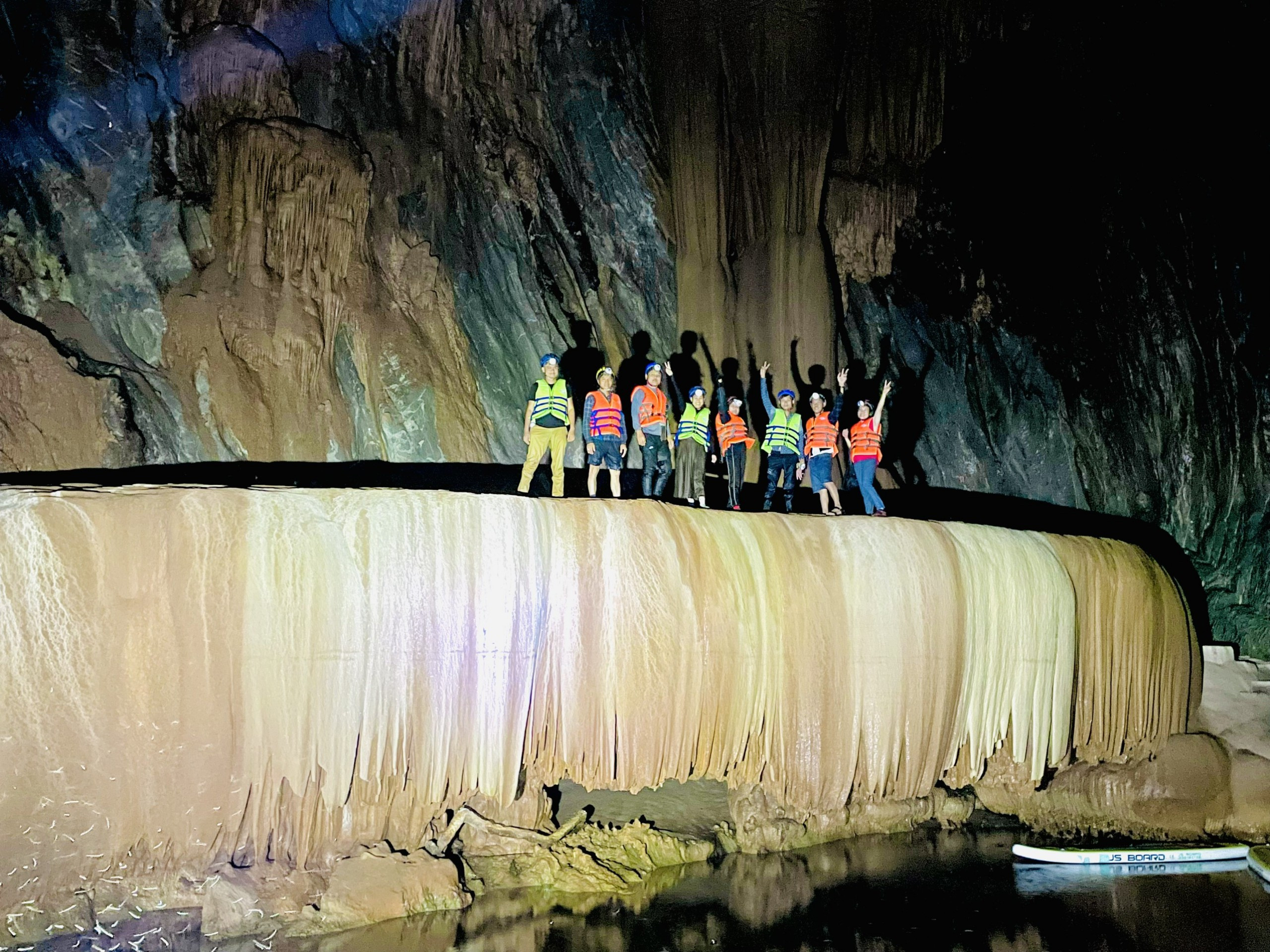 Khối thạch nhũ lạ, như tấm rèm lụa trong hang động mới phát hiện ở Quảng Bình