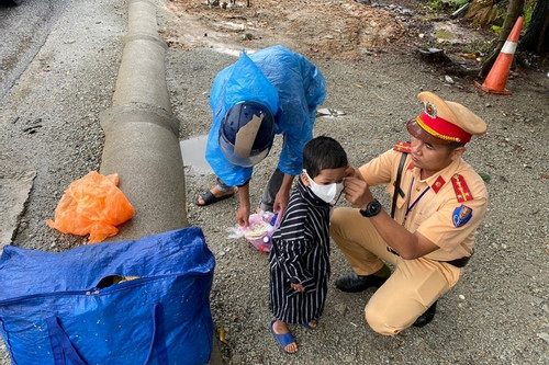 Đội mưa chở con về quê, người đàn ông xúc động khi được CSGT giúp đỡ