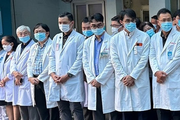 Hàng dài bác sĩ, bệnh nhân đưa tiễn Giáo sư Văn Tần - bậc thầy phẫu thuật
