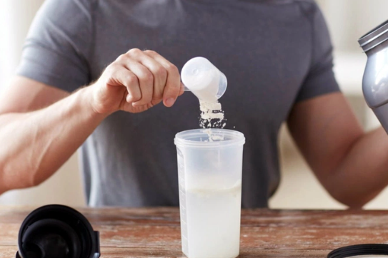 Mối nguy hiểm khi lạm dụng bột whey mong 'độ dáng, tăng cơ'