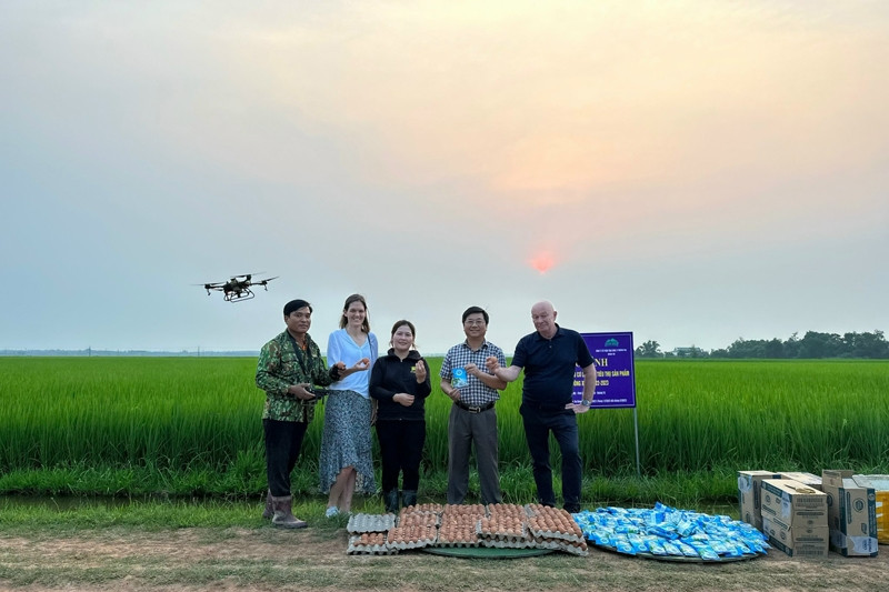 Nông dân đầu tư máy bay không người lái chăm sóc lúa